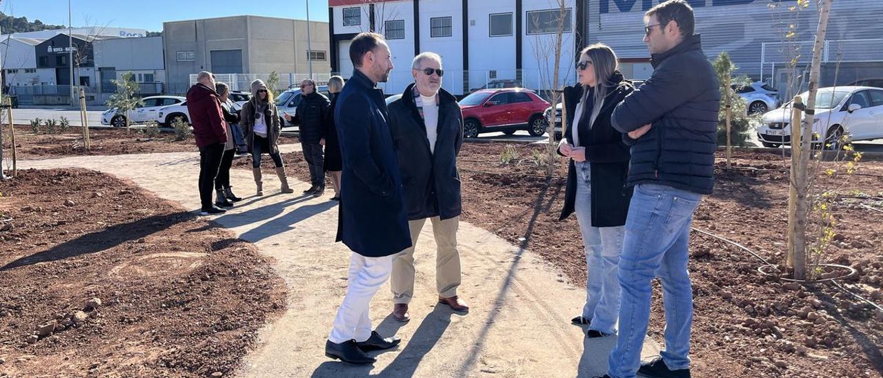 La alcaldesa, junto a los presidentes de las dos EGM de la Vall d’Uixó, de visita al espacio para la pista de ciclismo.