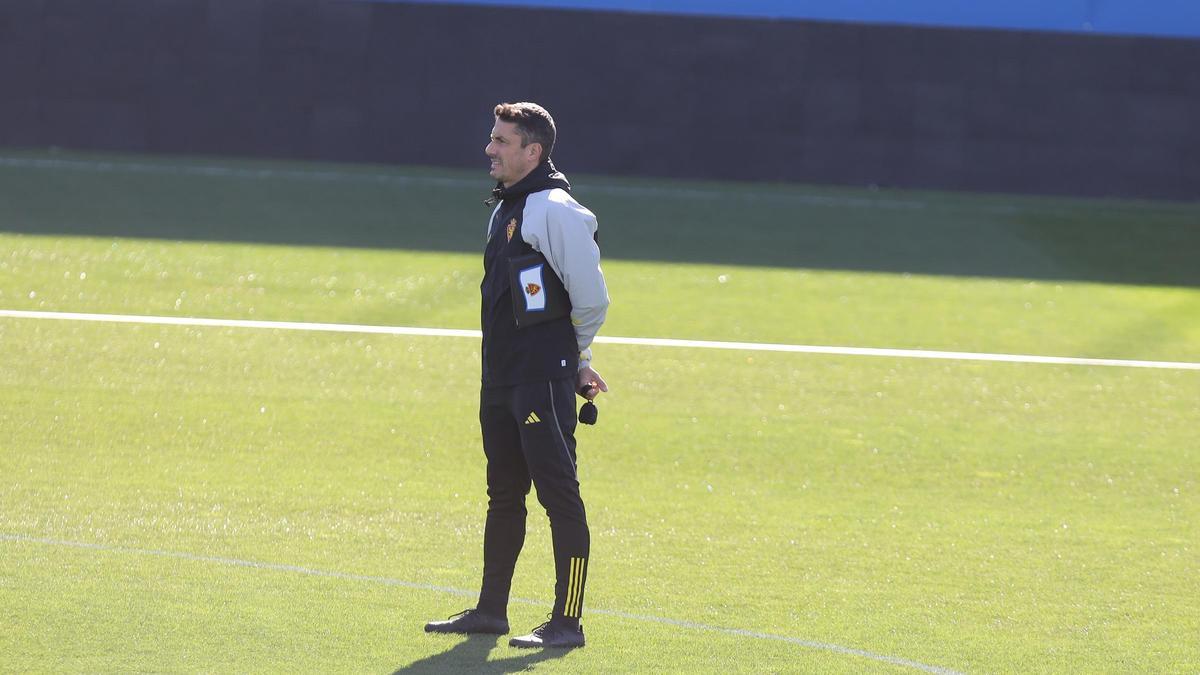 Velázquez, pensativo en el entrenamiento del pasado jueves.