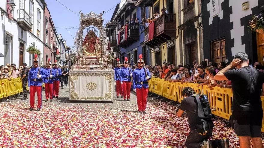 Teror: procesión y petalada a la virgen del Pino