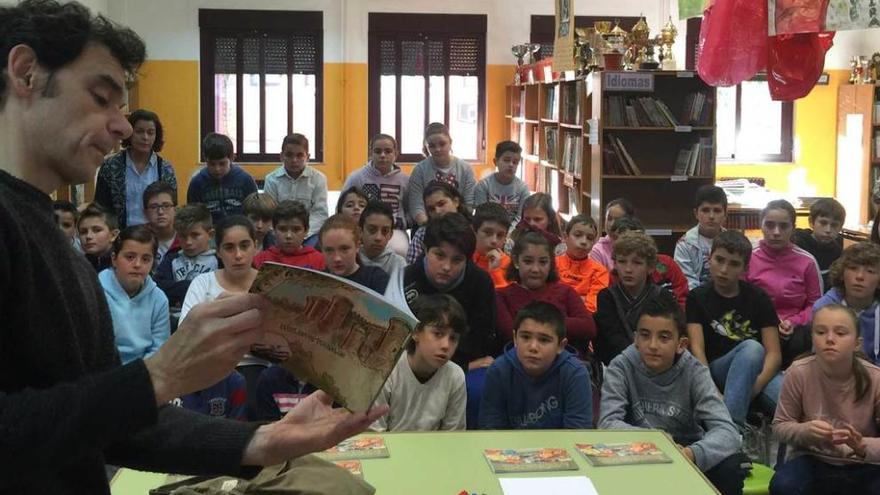 Enrique Carballeira muestra a los alumnos del colegio de Infiesto su nuevo libro