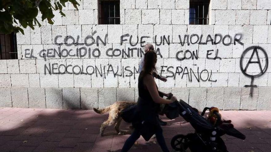 El Museo Colón de Valladolid, con pintadas contra la fiesta nacional