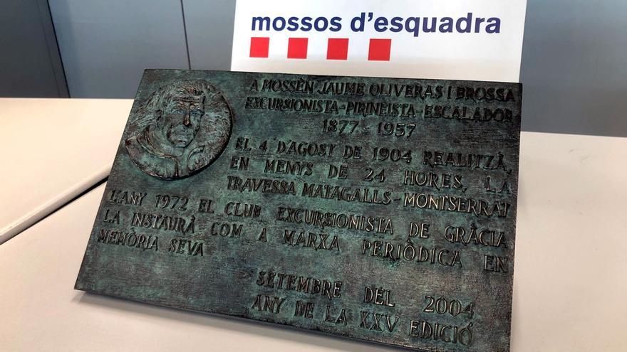 Els Mossos recuperen la placa de bronze commemorativa robada al cim del Matagalls