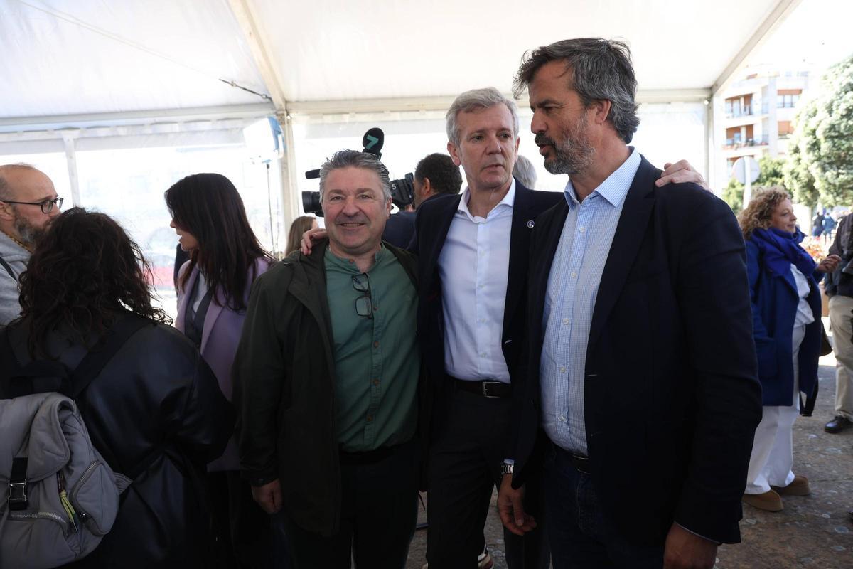 Joaquín Prol, el presidente del PP, Alfonso Rueda, y Santi Mariño, concejal y entrenador del club Grove.