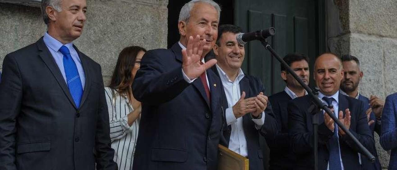 Manuel Janeiro (centro) fue uno de los homenajeados ayer en Vilanova de Arousa.  // Iñaki Abella