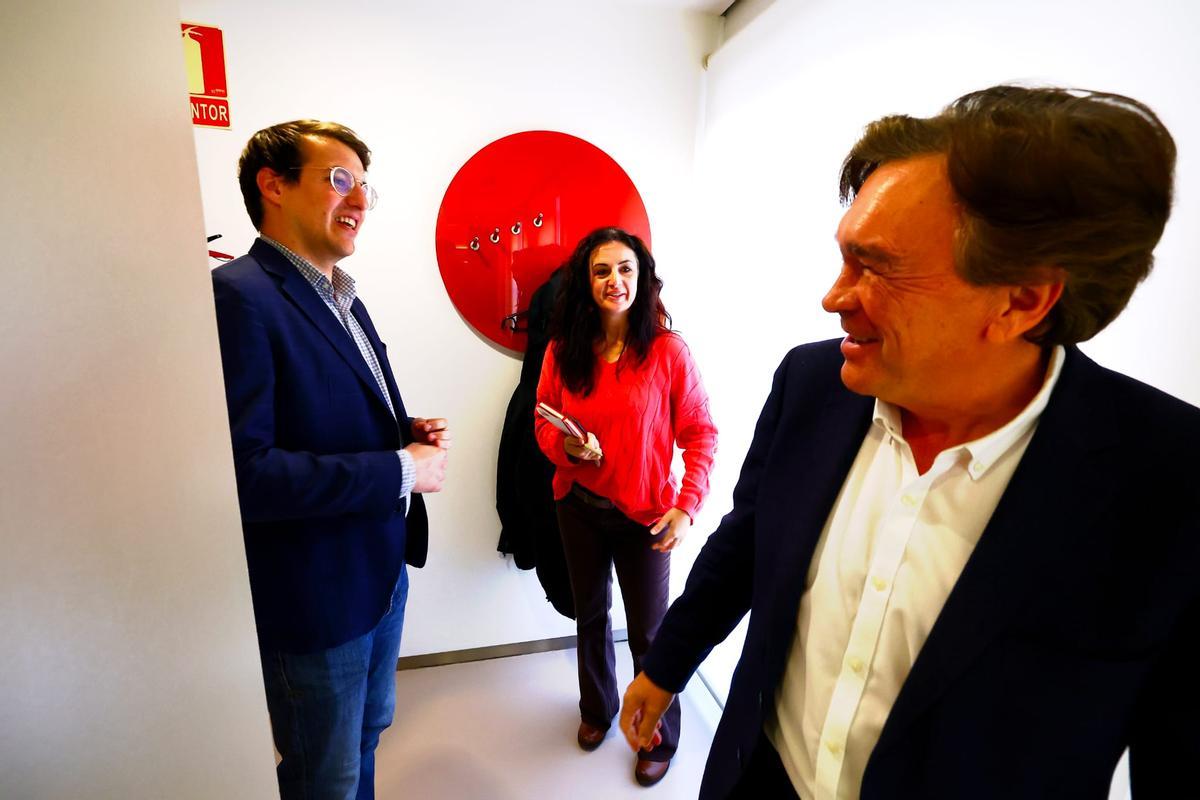 Los portavoces de Teruel Existe, IU y CHA entran a la rueda de prensa de las Cortes.