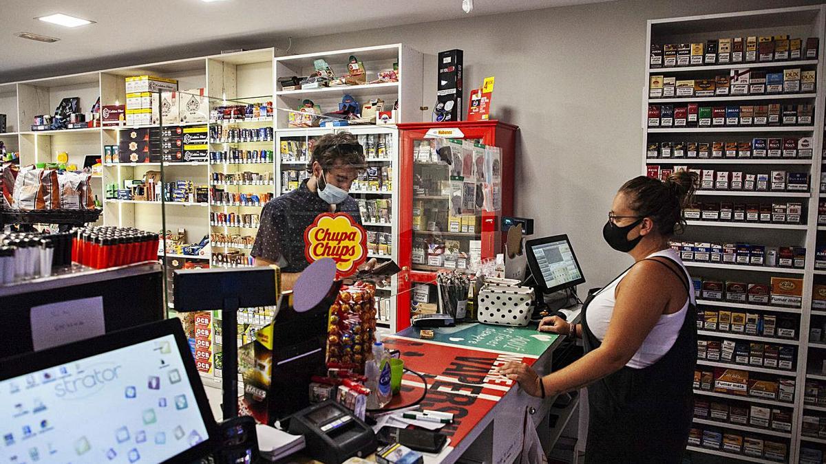 Un cliente en un establecimiento de venta de tabaco. | Nico Rodríguez