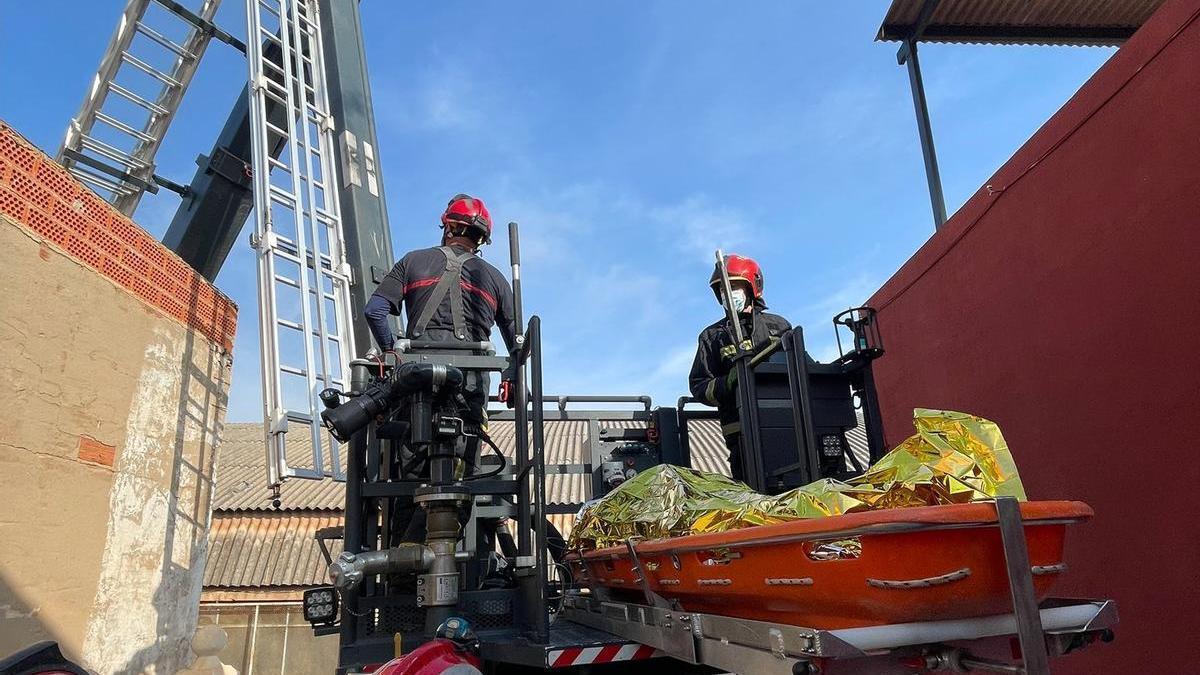 Los bomberos han empleado un vehículo escalera con brazo articulado.