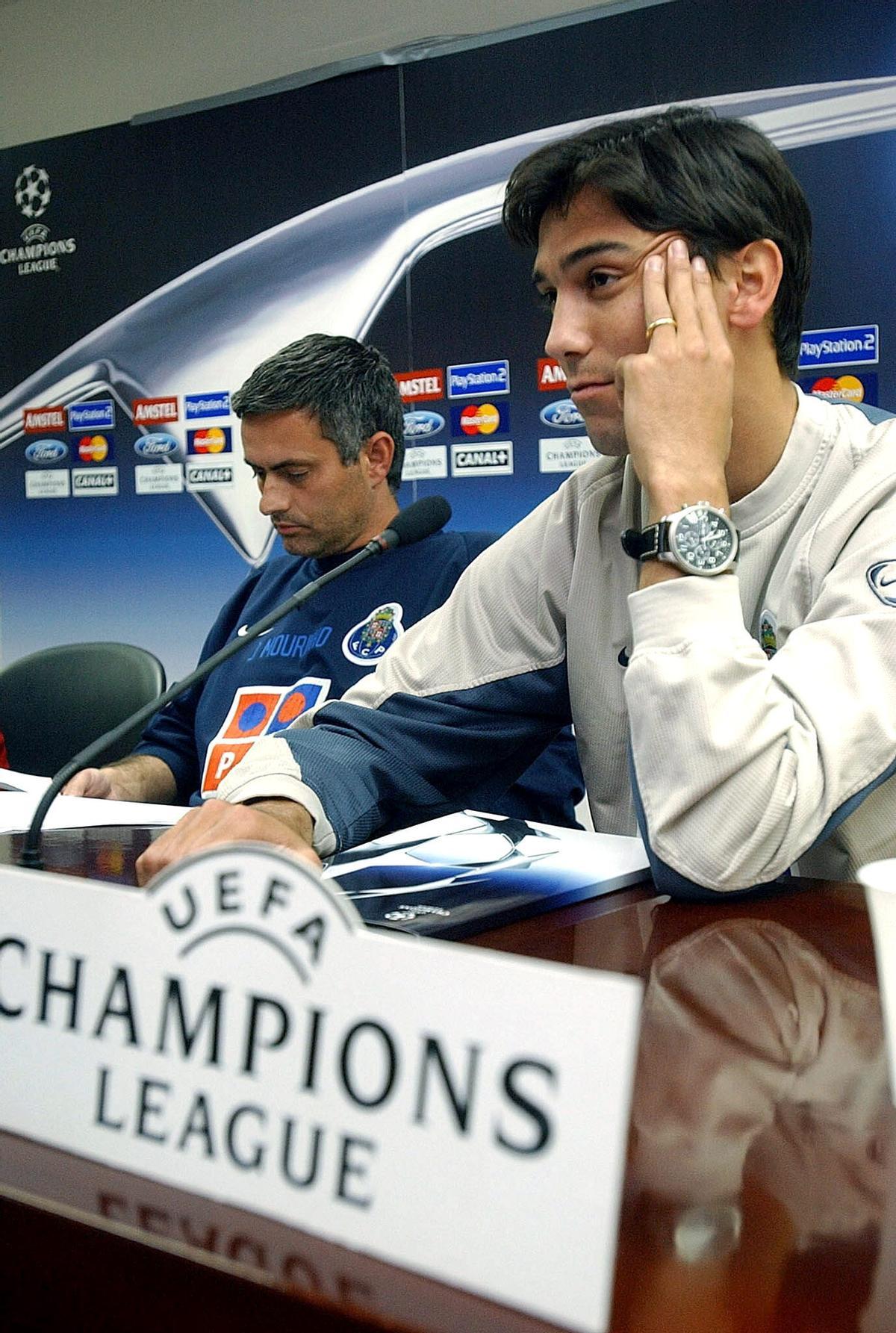 Jose Mourinho y Paulo Ferreira, en la sala de prensa de Riazor en 2004