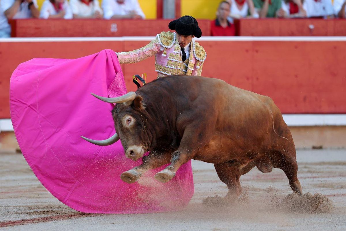 Sebastián Castella recibe con el capote a su primer toro de la tarde