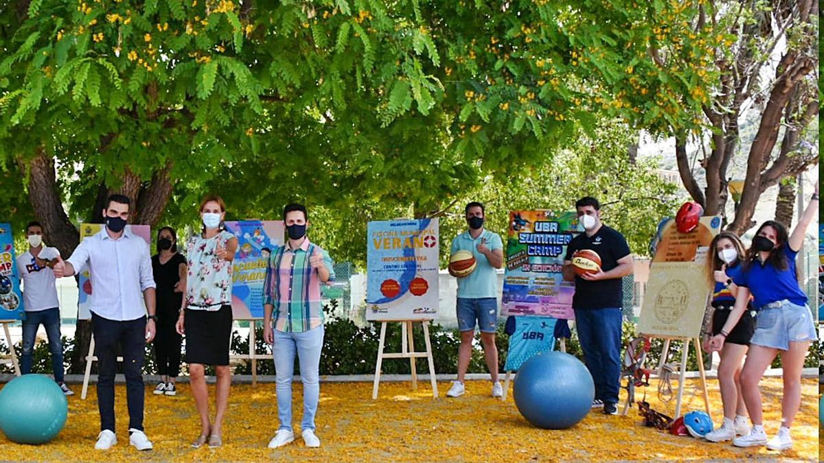 Los organizadores de las actividades de verano incluidas en Archena Campus, con la alcaldesa.