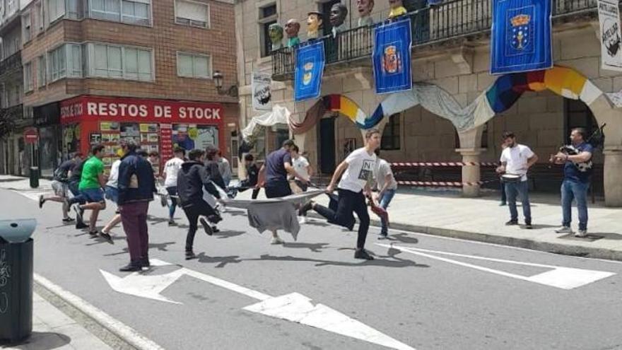 Una atípica Danza das Espadas en el día grande de Redondela