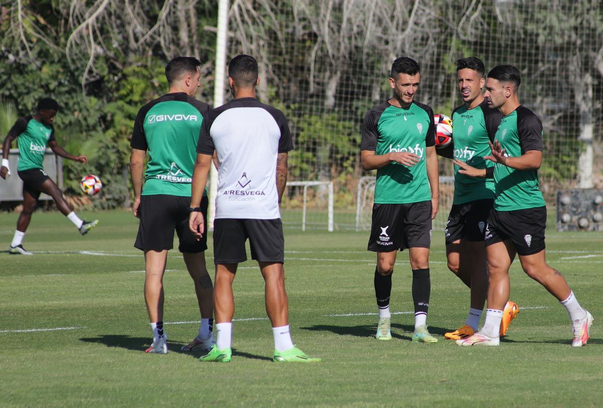 Adrián Lapeña, a la derecha, charla con Kike Márquez durante el entreno del Córdoba CF de este martes.