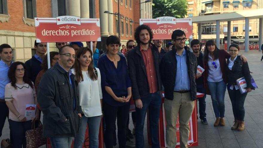 La candidata socialista María González, tercera por la izquierda en primera fila, en la presentación.