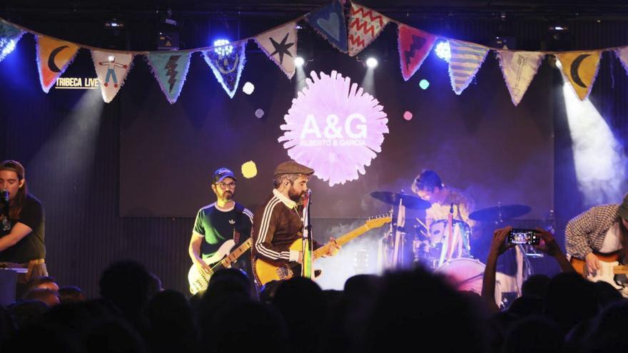 "Alberto &amp; García" se lleva al público ovetense de verbena