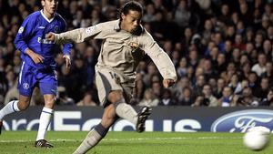 El gol de Ronaldinho ante el Chelsea