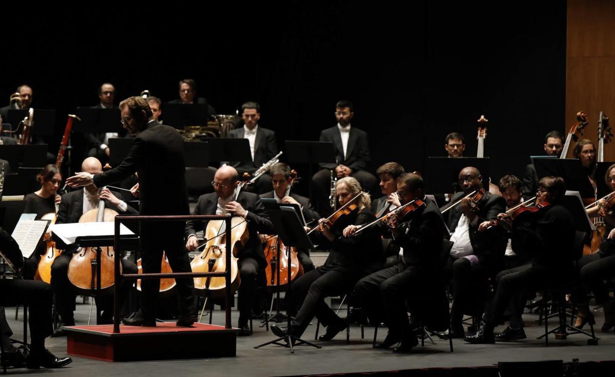 Ramón Tebar lidera a la Sinfónica en el Jovellanos | FERNANDO RODRÍGUEZ