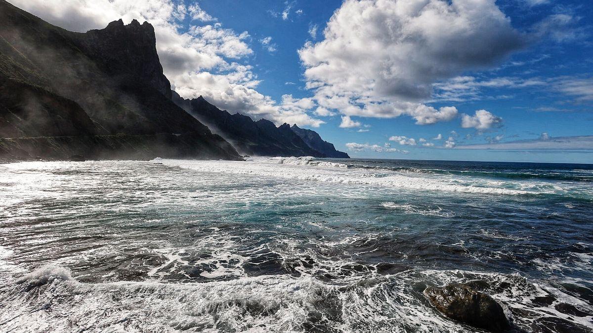 Aparecen nuevos restos de hidrocarburos en la playa del Roque de las Bodegas