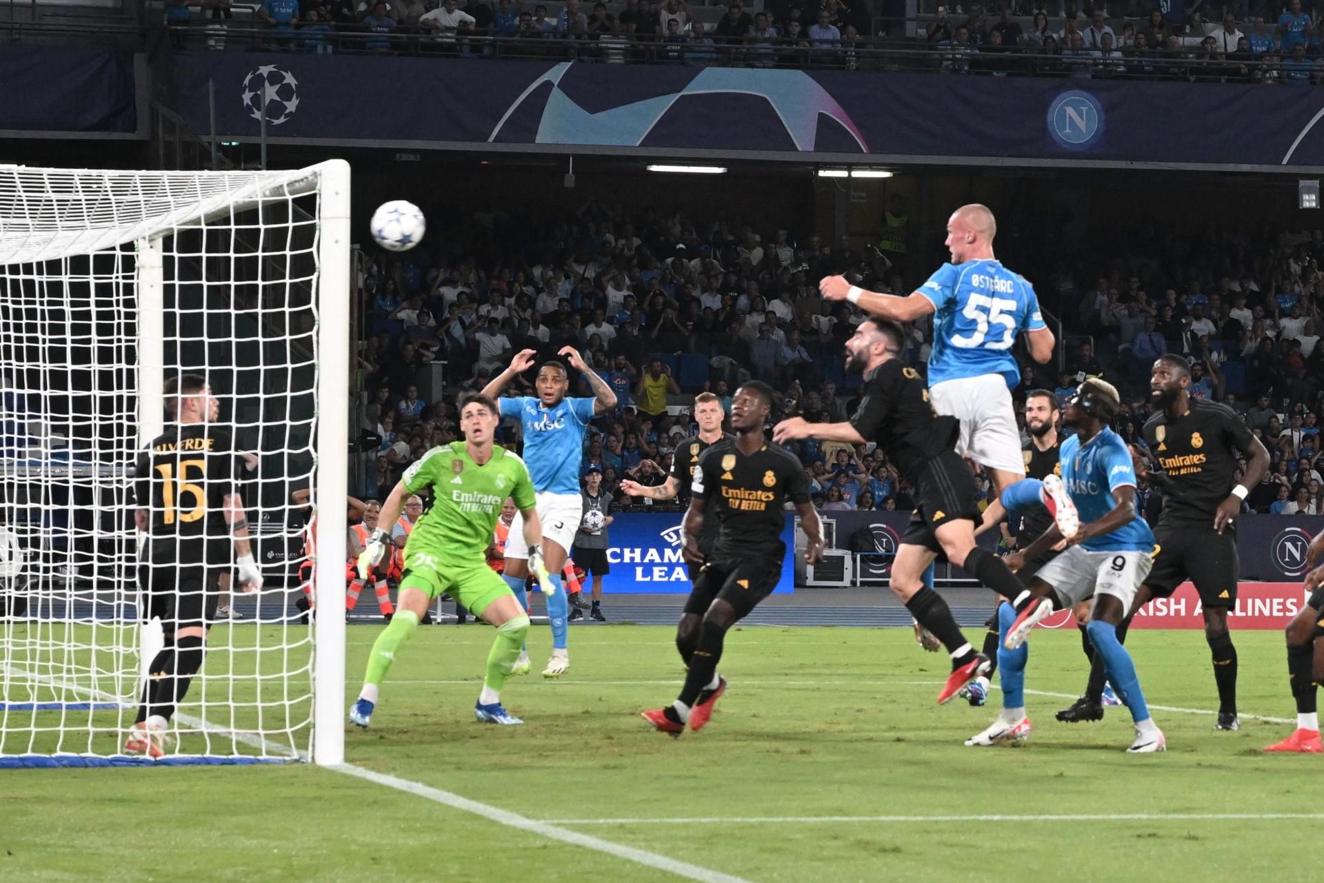 Ostigard remata el primer gol del partido para el Nápoles ante el Real Madrid