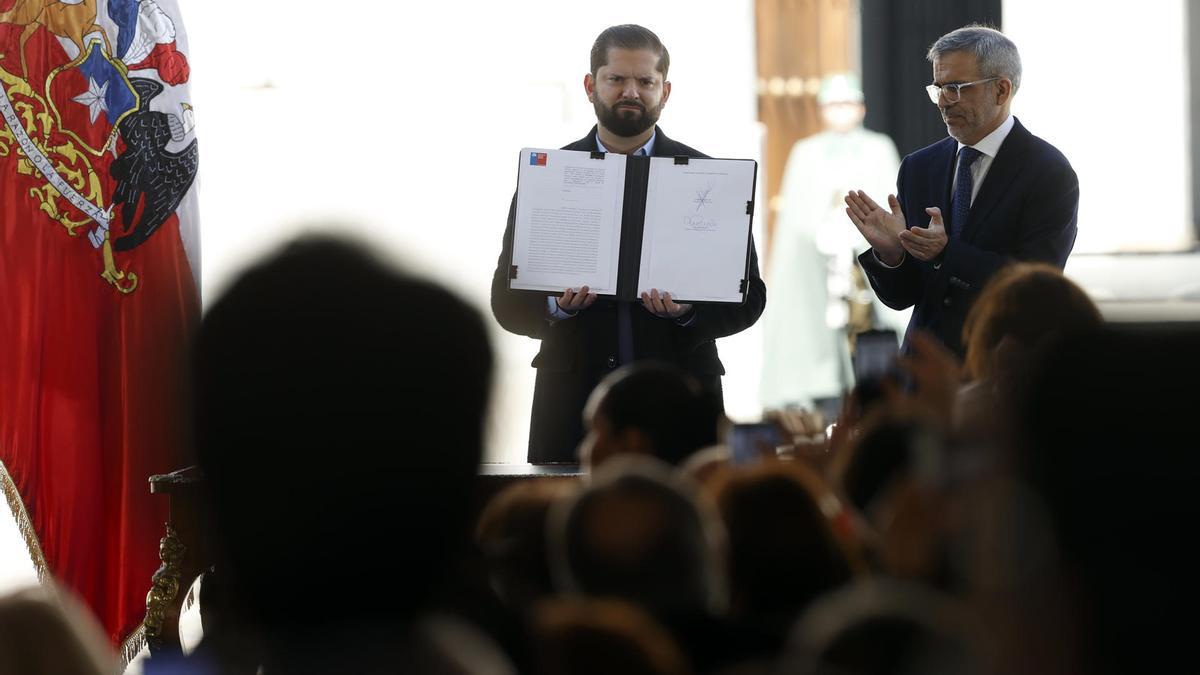 El presidente de Chile, Gabriel Boric, participa en el acto de lanzamiento del Plan Nacional de Búsqueda en el Palacio de La Moneda, en Santiago.