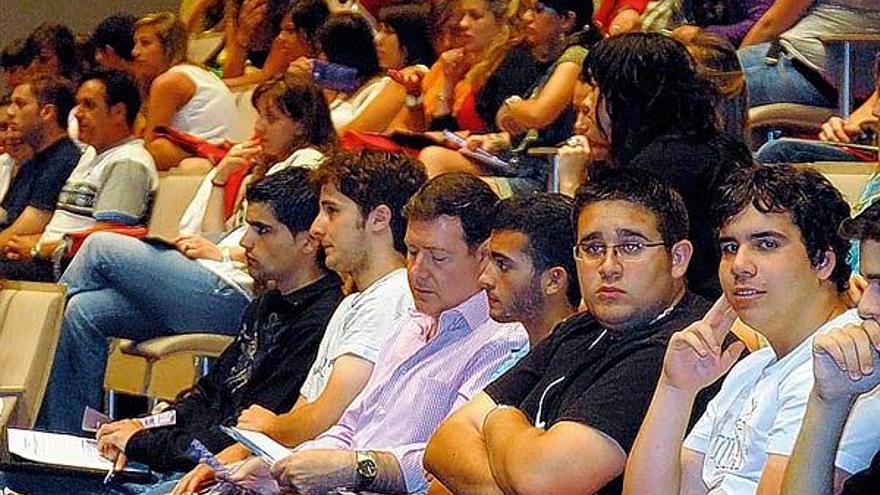 Cerca de 200 estudiantes asistieron a la primera jornada del curso en el Auditorio.