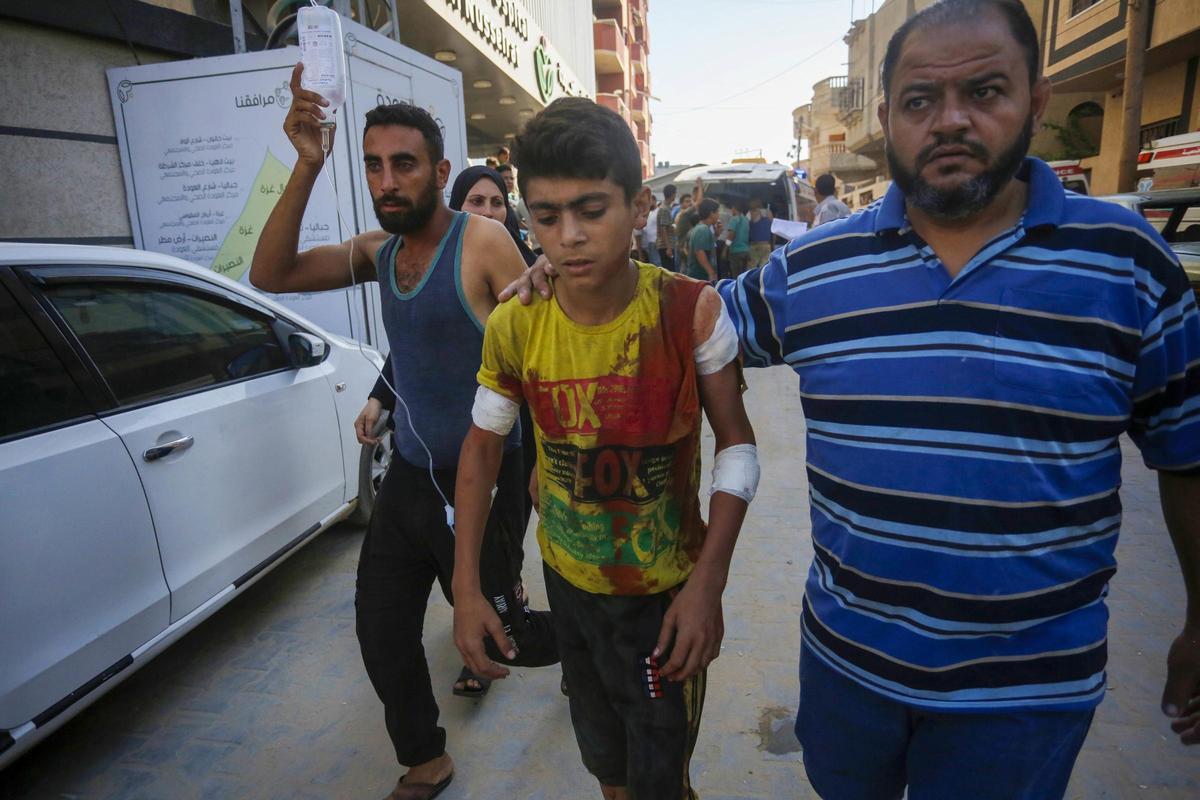 Un niño palestino herido en el bombardeo israelí de este lunes en el campo de refugiados de Nuseirat, en Gaza.