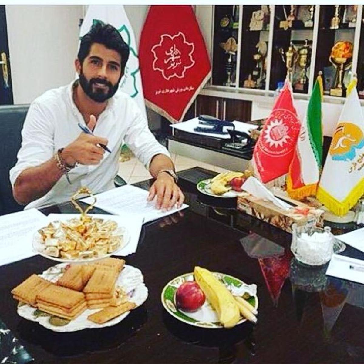 Manu Fernández, en la firma del contrato con el club iraní. / LOC