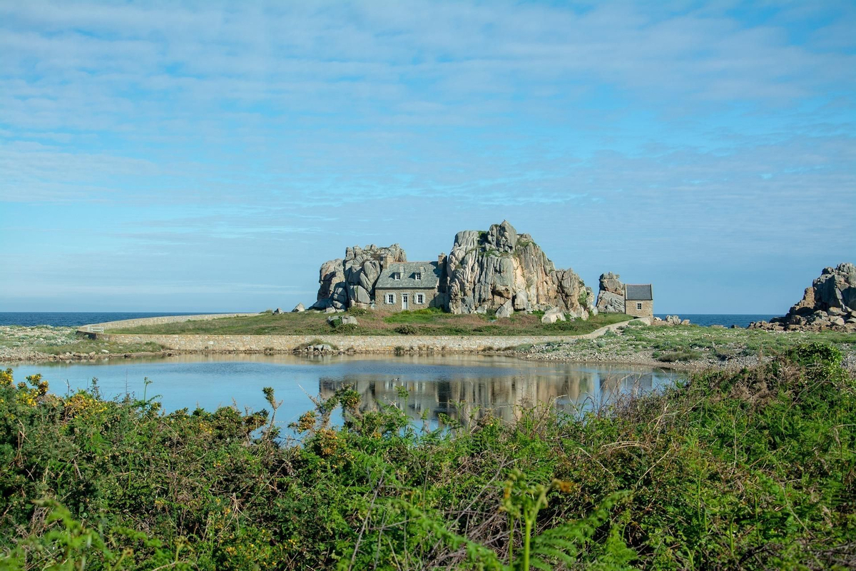 Hermosa vista de la casa entre piedras