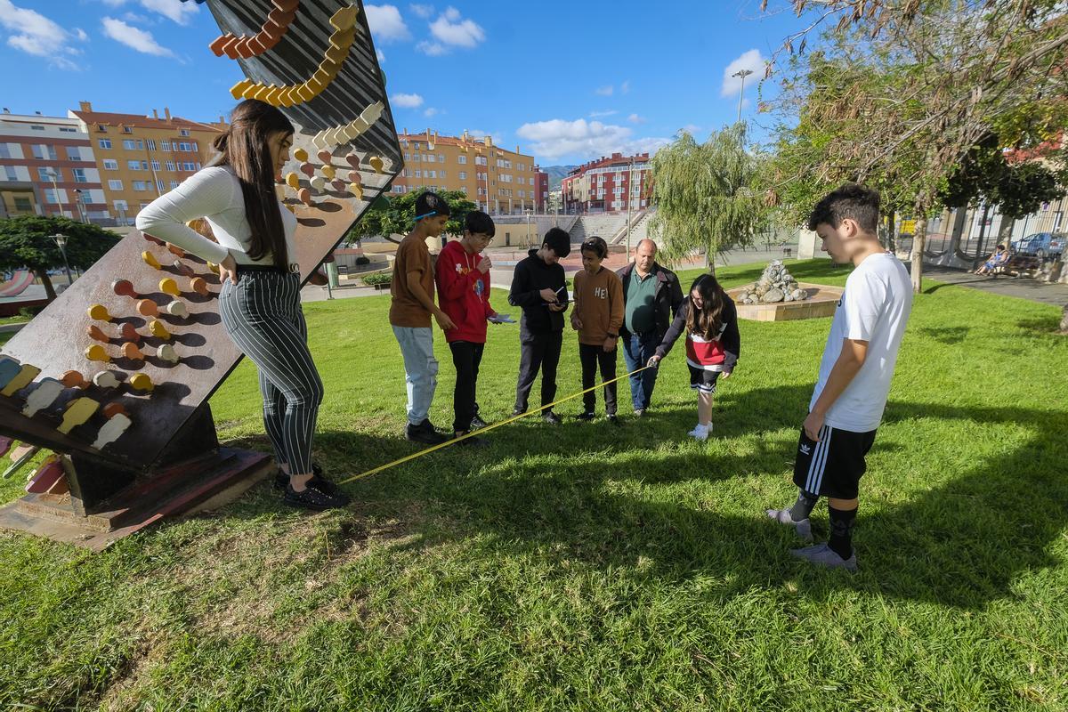 Los estudiantes tratan de calcular las medidas de una estatua del parque a partir de su sombra.