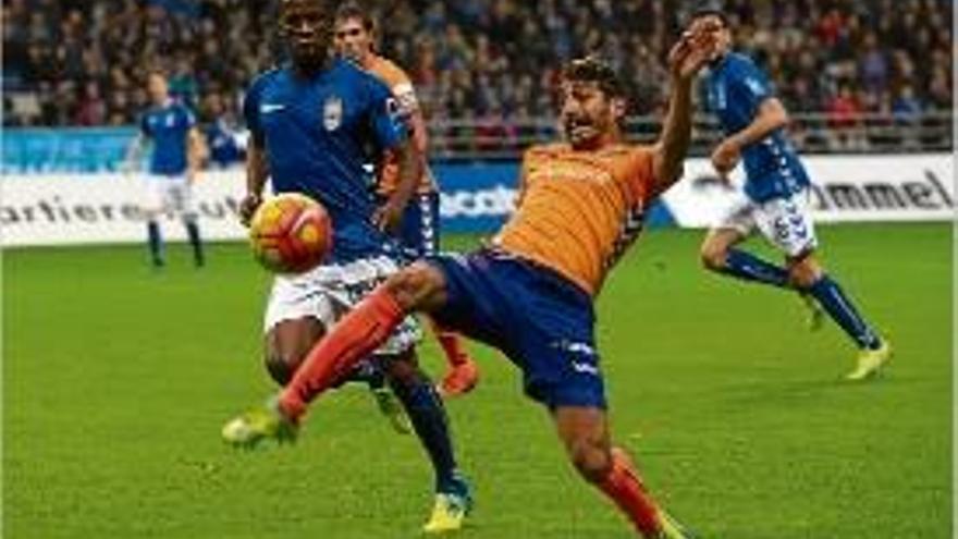 Koné, amb l&#039;Oviedo, en un partit contra l&#039;Alabès el curs passat.