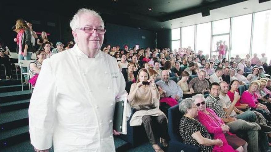 Juan Mari Arzak, ayer, accediendo al cine del Centro Niemeyer.