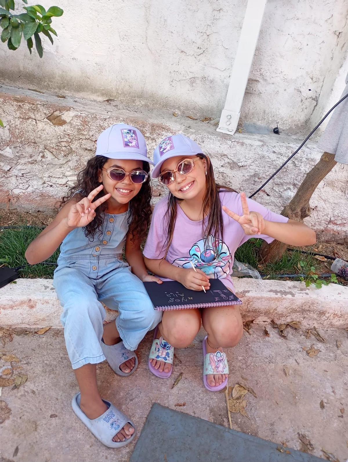 Imagen de una familia que ha acogido a una niña en el programa 'Vacaciones en paz'.