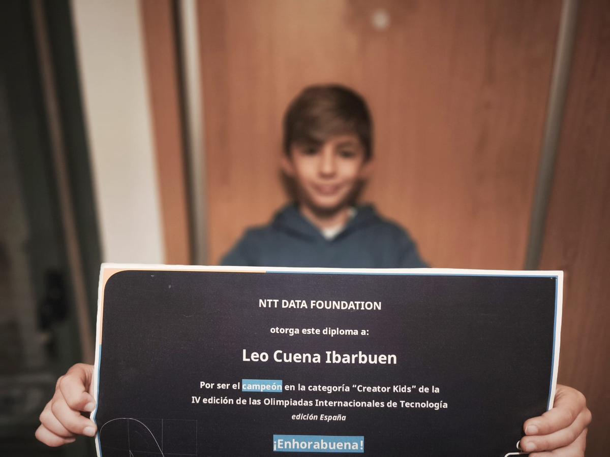 Leo Cuena con su diploma de NTT Data Foundation