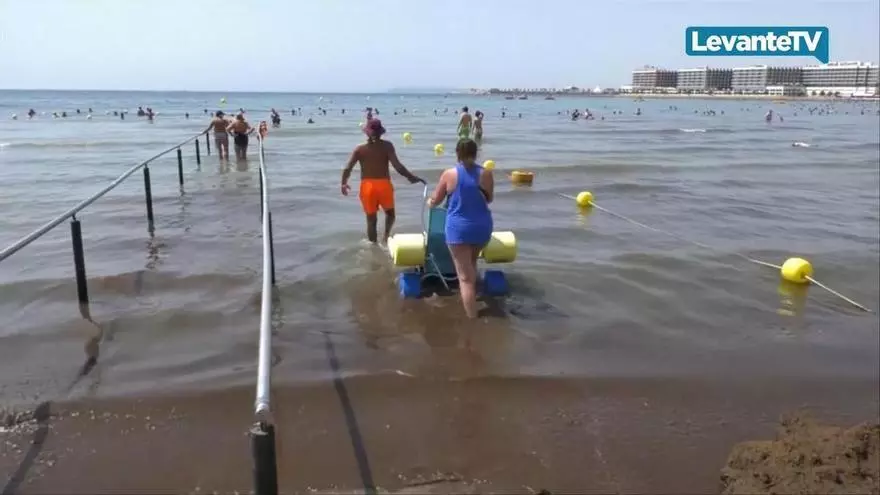 Valencia inicia el dispositivo de ayuda a las personas con discapacidad en las playas