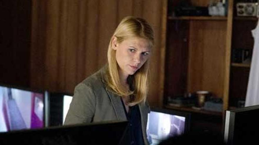 Claire Danes interpreta a Carrie Mathison.