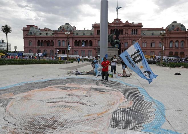 Miles de personas esperan para acceder a la Casa Rosada donde está instalada la capilla ardiente de  Diego Armando Maradona.