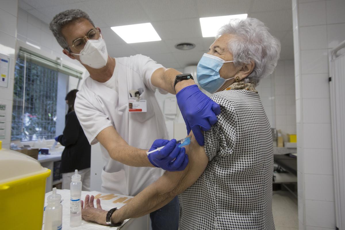 Vacunación contra el covid en personas mayores de 90 años en el Centro de Salud Babel de Alicante