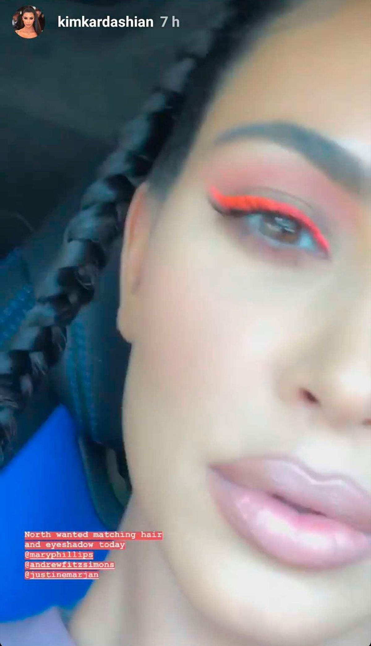 Kim Kardashian con trenza y 'eye liner' naranja.
