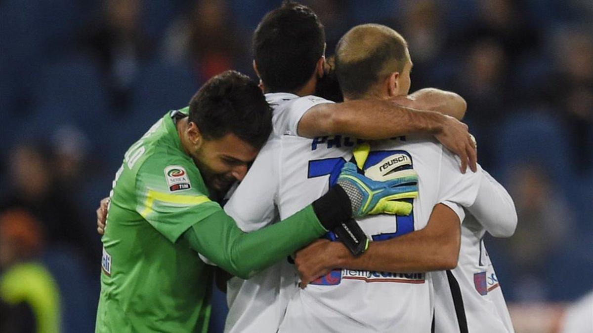 Marco Sportiello celebra un tanto del Atalanta junto a sus compañeros