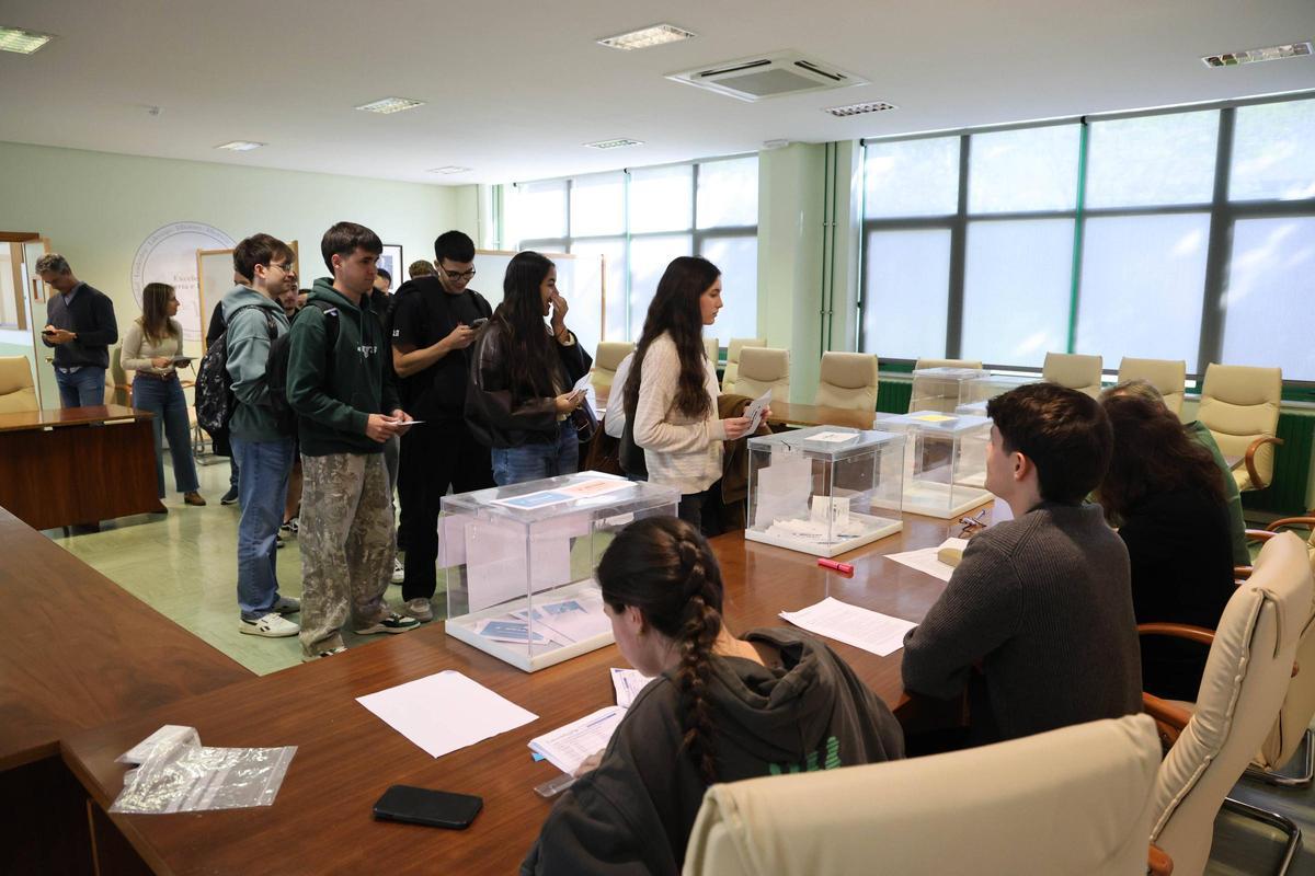 Estudiantes haciendo cola para votar en Industriales.