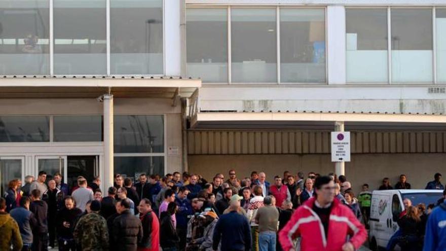 Los pescadores y armadores, durante la acción de protesta.