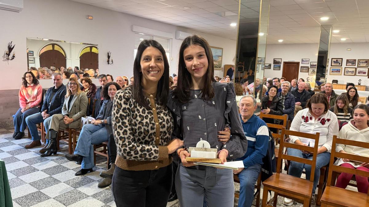 A alcaldesa entregándolle o premio a Fátima de la Iglesia Lobato.