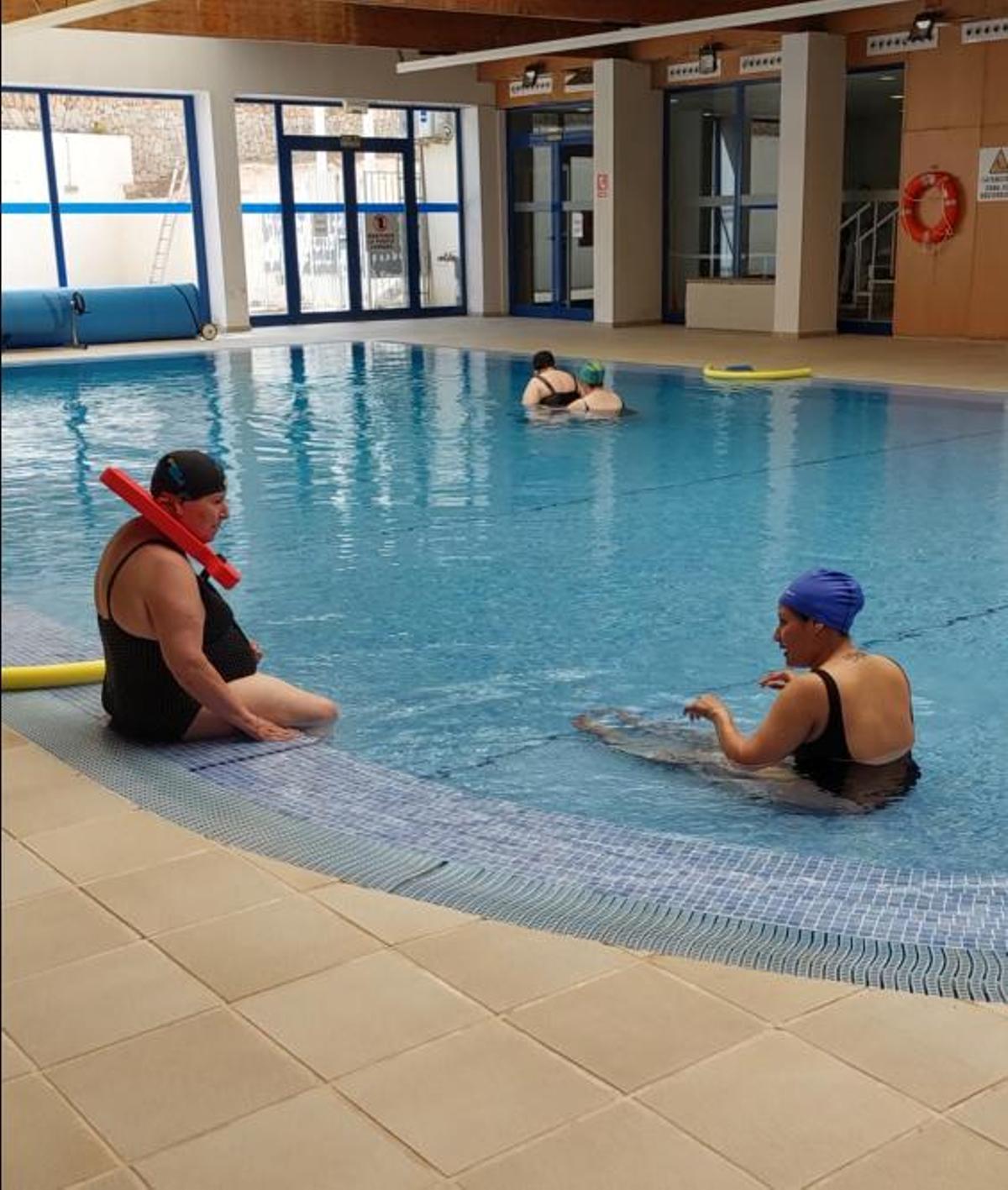 Dos usuarias charlan en la piscina de Can Raspalls en Sant Jordi.