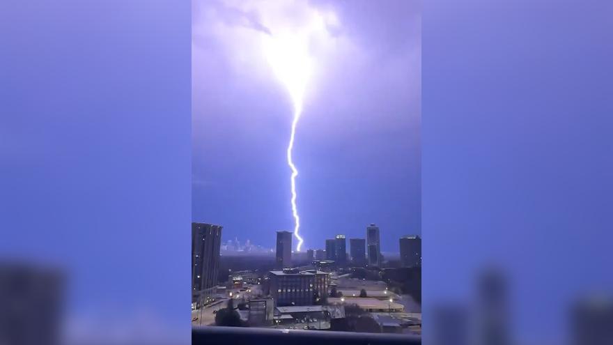Impresionantes imágenes: un rayo enorme cae en Atlanta, Estados Unidos