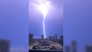 Impresionantes imágenes: un rayo enorme cae en Atlanta, Estados Unidos
