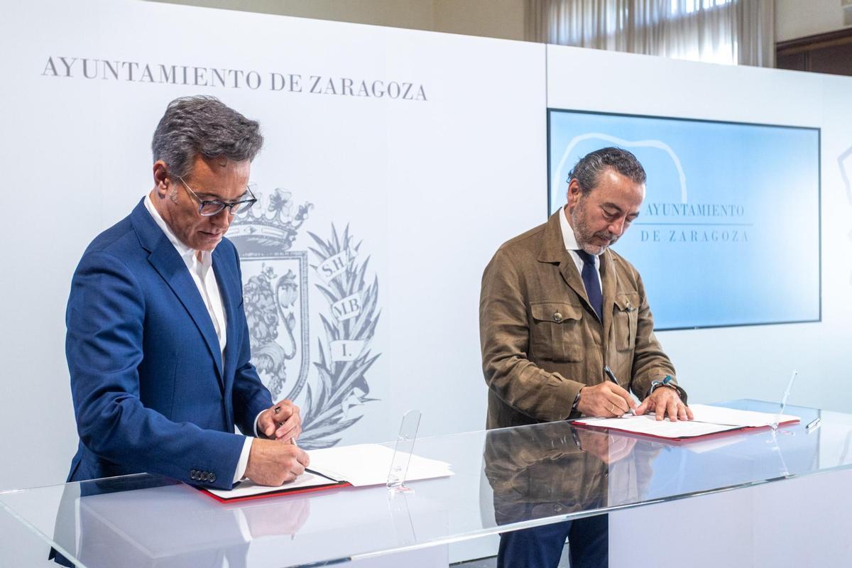 El concejal de Urbanismo, Víctor Serrano, rubrica el convenio del Jesús y María junto a Félix Lorente, de Wilcox.
