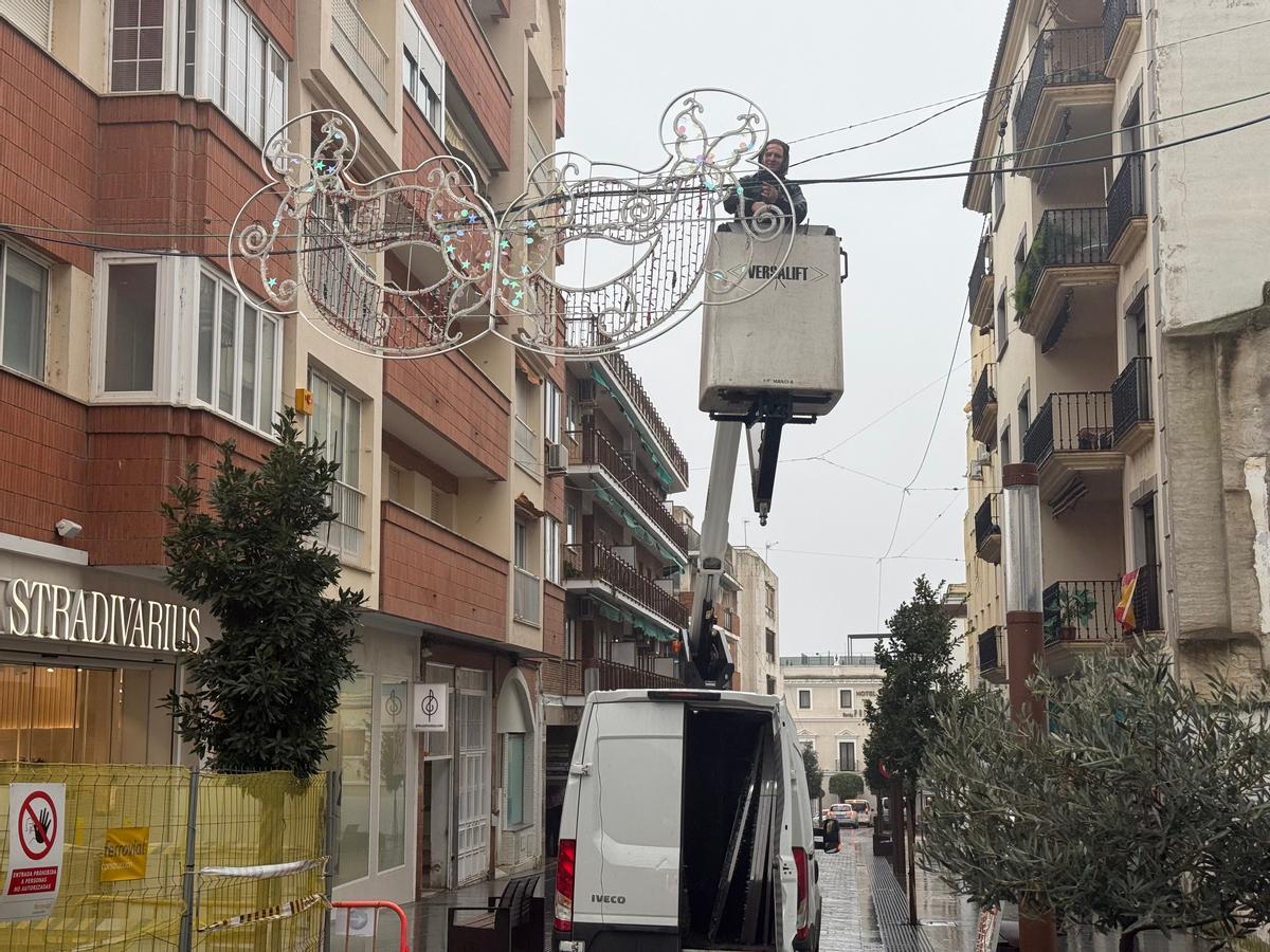 Operarios colocando las luces del Carnaval en las calles del centro, en Mérida.