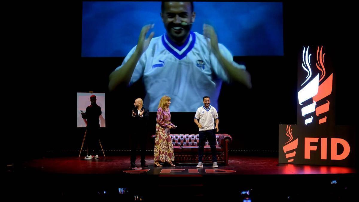 La imagen que ilusionó al tinerfeñismo: Pedro en un acto en La Laguna con la camiseta del CD Tenerife