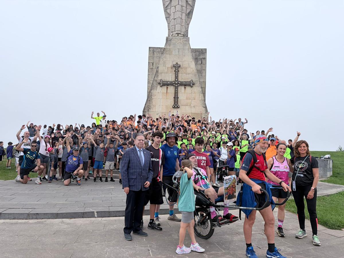 José Luis Capitán con el medio millar de niños y el Alcalde, Alfredo Canteli, en el monte Naranco.