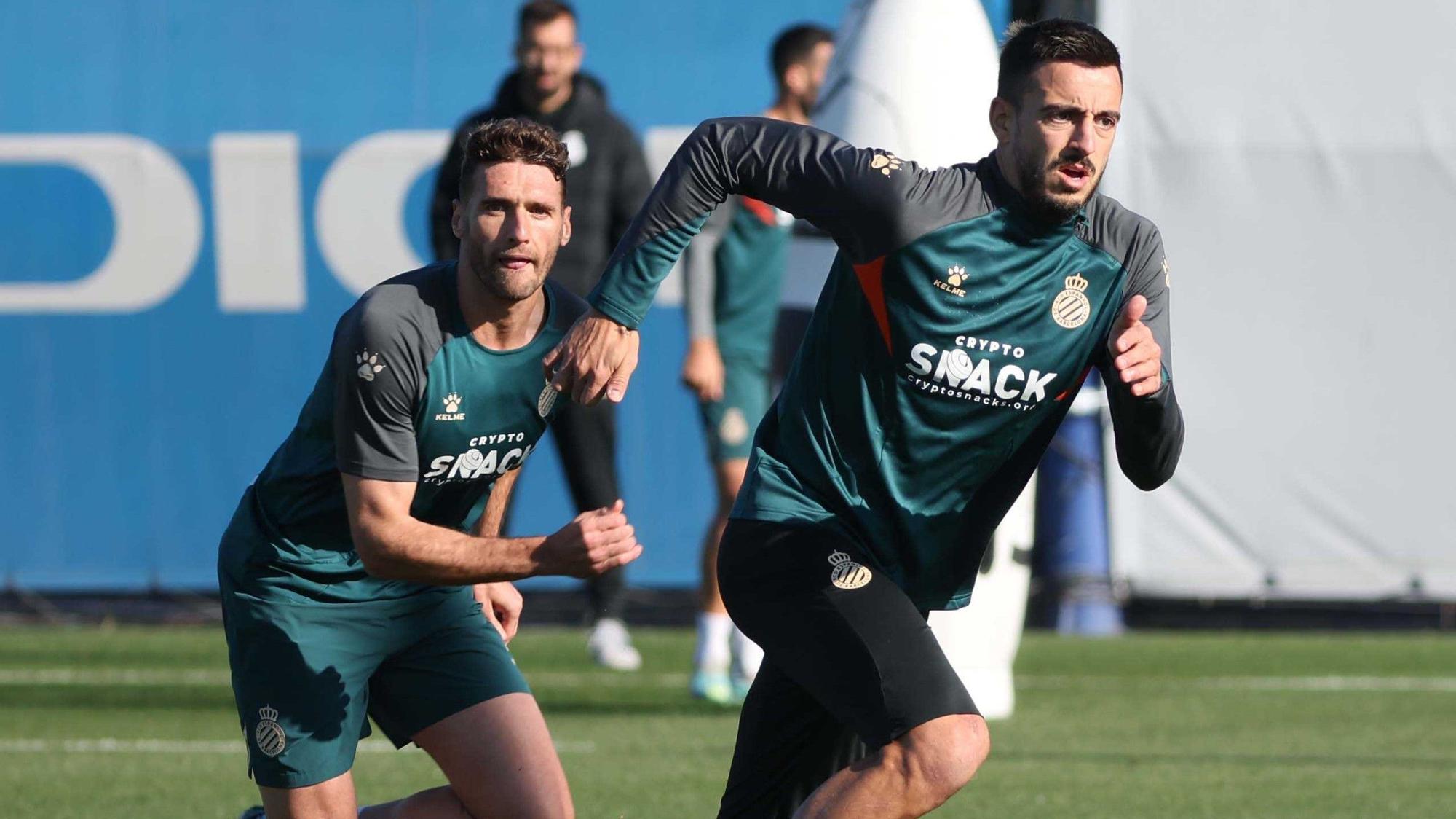 Joselu, seguido por Sergi Gómez, en un entrenamiento del Espanyol.