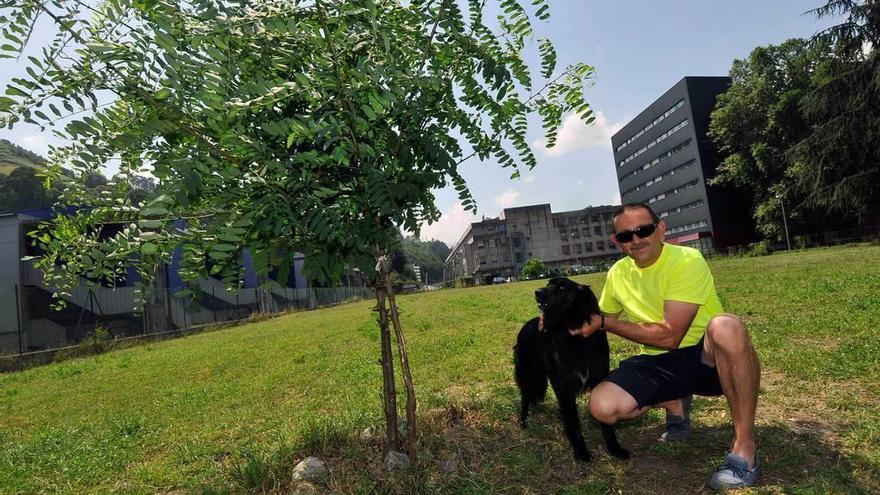 Mario Luis Muñoz y &quot;Sidra&quot;, a la sombra del único árbol del parque del antiguo colegio Clarín.